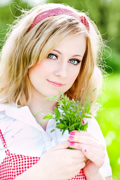 Retrato menina bonita com flores — Fotografia de Stock