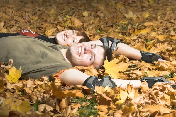 Par ligger på gula blad — Stockfoto
