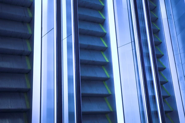 Pindahkan eskalator di kantor modern — Stok Foto
