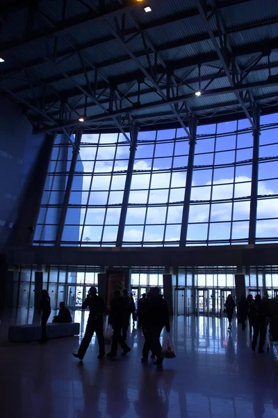 Silhouetten am Flughafen — Stockfoto