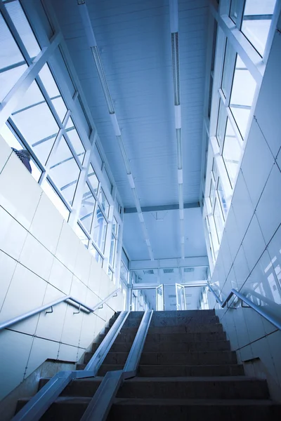Лестница в торговом центре — стоковое фото