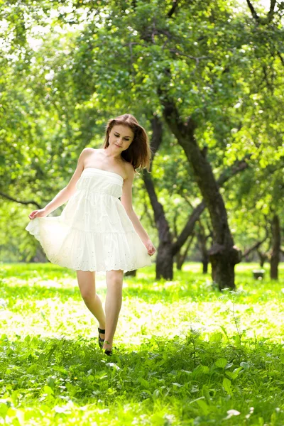 Caminante chica en vestido blanco — Foto de Stock