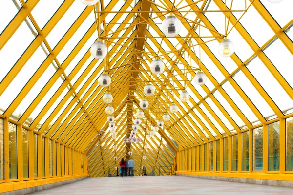 Żółty szklanym korytarzem — Zdjęcie stockowe
