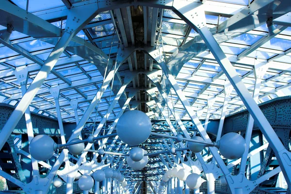 Синяя конструкция со сферами — стоковое фото