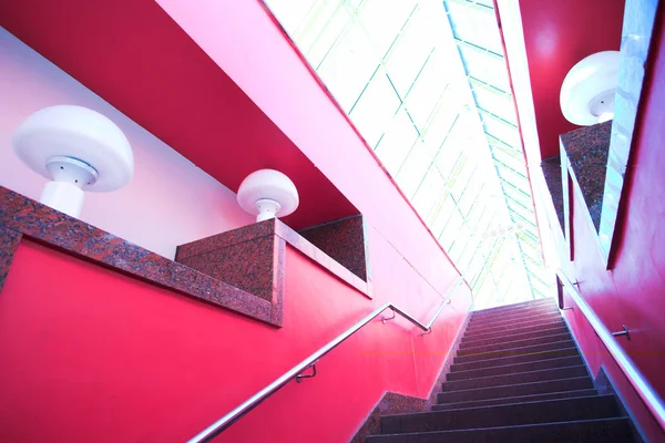 Escalera interior roja — Foto de Stock