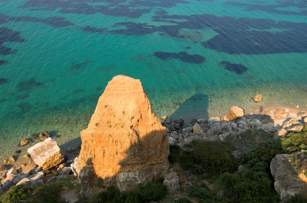 Trójkątny skały w pobliżu morza 2 — Zdjęcie stockowe