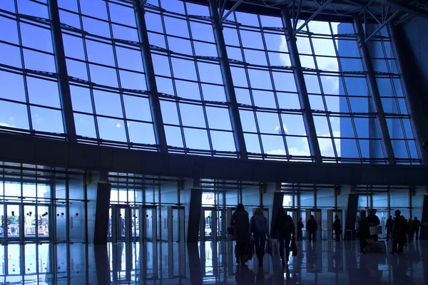 Silhouetten am Flughafen — Stockfoto