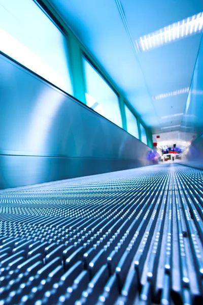 Blaue Rolltreppe in der Bürohalle — Stockfoto