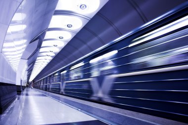 metro platformda tren