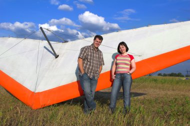 paraglide kanat yakınındaki gülümseyen çifti