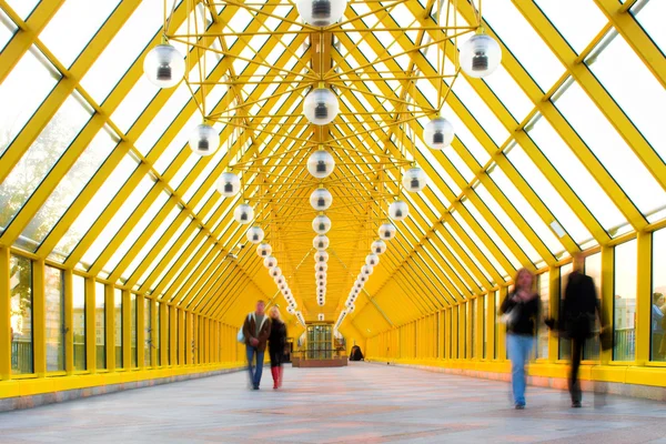 Corridoio di vetro giallo — Foto Stock