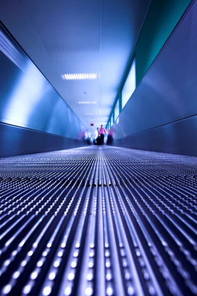 Azul em movimento escada rolante no corredor do escritório — Fotografia de Stock