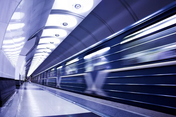 Поїзд на платформі в метро — стокове фото