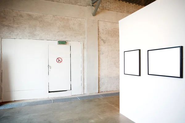 Zwei leere Rahmen an weißer Wand — Stockfoto