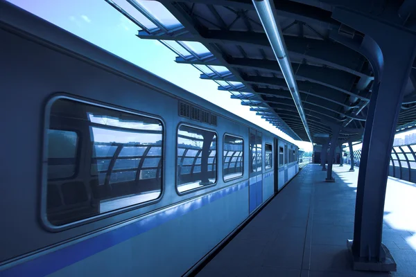 Синий поезд в метро — стоковое фото