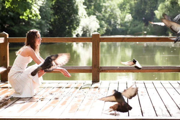 Sorridente sedersi con colombe — Foto Stock