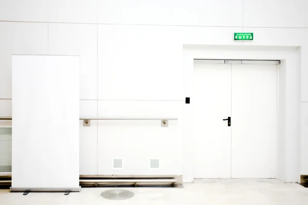 Anúncio vazio e portas — Fotografia de Stock