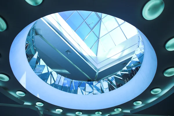 Синий потолок с концентрическими кругами — стоковое фото