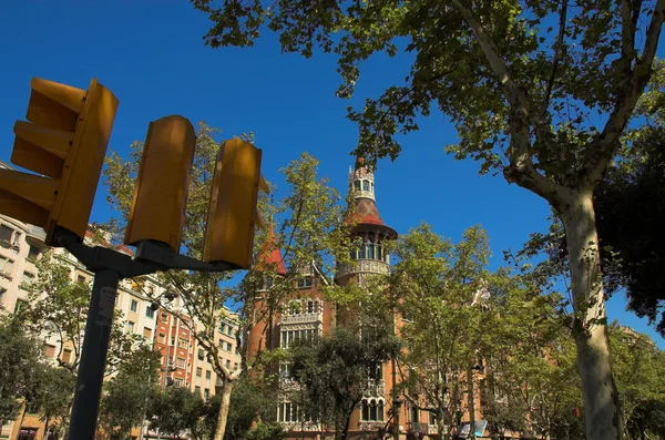Casa com torres na cidade de Barcelona — Fotografia de Stock