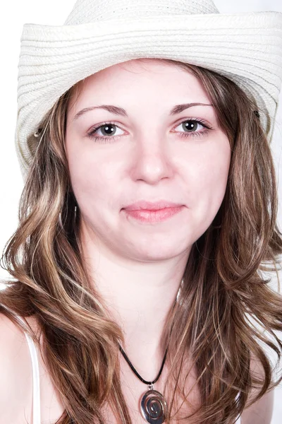Şapkalı gülümseyen güzel kız — Stok fotoğraf