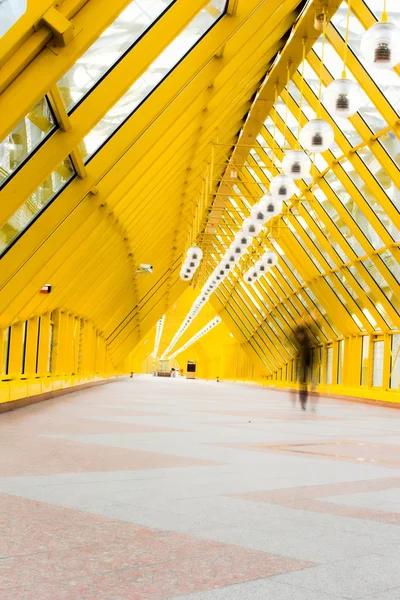 Corredor de vidro amarelo — Fotografia de Stock