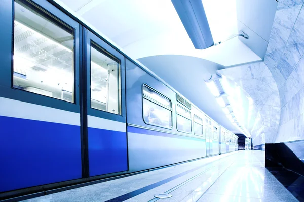 Синий скоростной поезд остается на платформе — стоковое фото