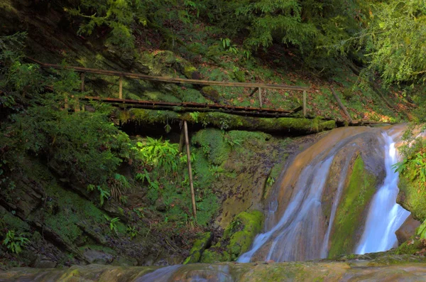 Wasserfall und Treppe — Stockfoto