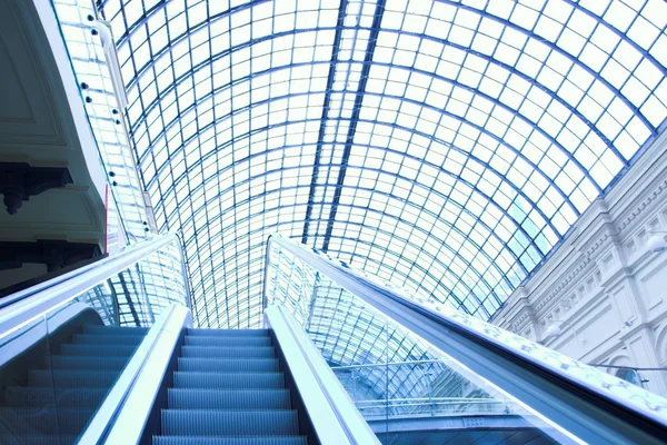 Эскалатор в торговом центре, Москва — стоковое фото