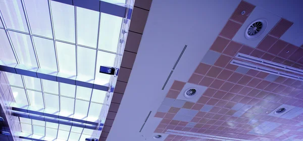 Modrý strop úřední budovy — Stock fotografie