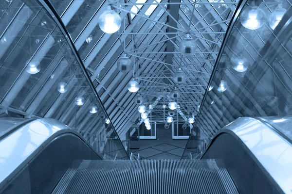 Муфтовые эскалаторы и лестницы — стоковое фото