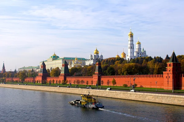 Kremlinmauer und blauer Fluss Moskva — Stockfoto