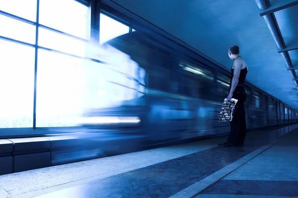Blauwe trein op metro — Stockfoto
