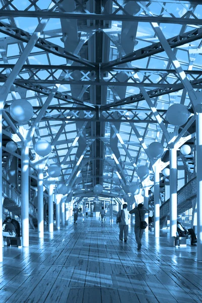 Blå korridor, sfärer och — Stockfoto