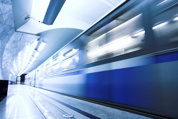 Синій швидкий поїзд залишається на платформі — стокове фото