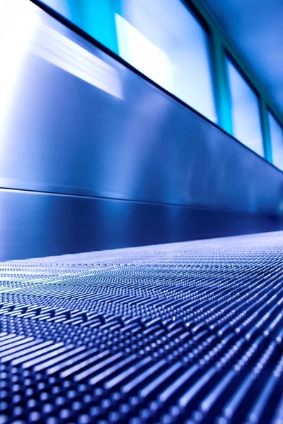 Azul em movimento escada rolante no corredor do escritório — Fotografia de Stock