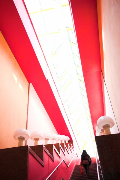 Escada interior vermelha — Fotografia de Stock