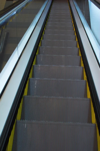 Escalera de escaleras mecánicas de metal del metro — Foto de Stock