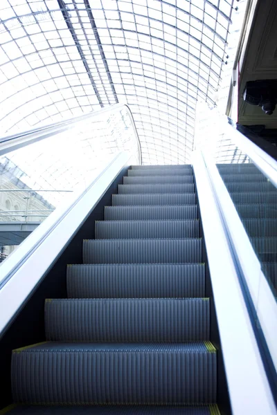 Escalera mecánica en el centro comercial, Moscú — Foto de Stock