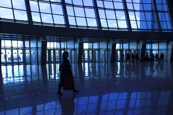 Силуэты в аэропорту — стоковое фото