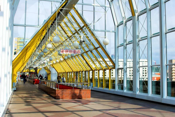 Жовтий коридор сині вікна неба — стокове фото