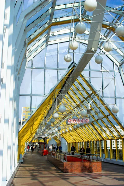 Жовтий коридор сині вікна неба — стокове фото