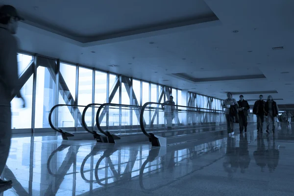 Эскалатор в бизнес-зале — стоковое фото