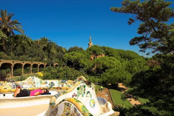 Pausa Antoni Gaudi e panca in ceramica — Foto Stock