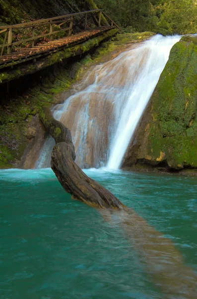 Wasserfall und großer Balken — Stockfoto