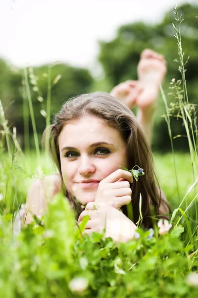 Menina coloca na grama — Fotografia de Stock