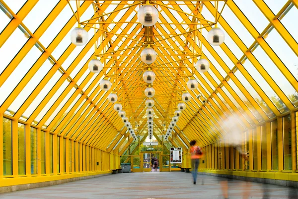 Жовтий коридор, сфери і — стокове фото