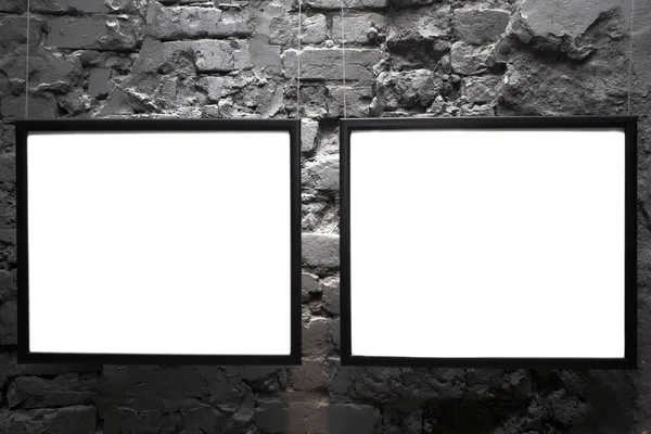 Dva prázdné rámečky na cihlovou zeď — Stock fotografie