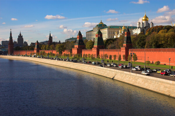 Кремлевская стена и синяя Москва
