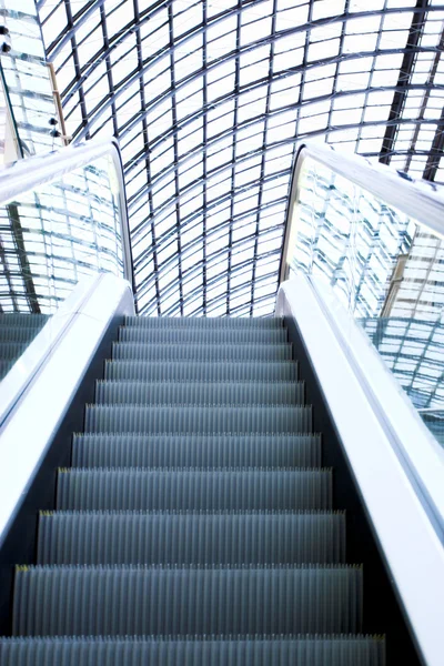 Escalera mecánica en el centro comercial, Moscú —  Fotos de Stock