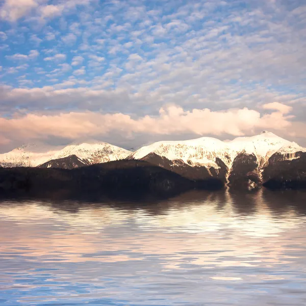 Paisagem montanhosa rochosa perto do lago — Fotografia de Stock